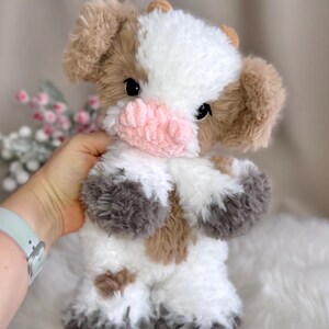 Peluche mucca fatto a mano all'uncinetto. Morbido peluche in pelliccia sintetica. immagine 15