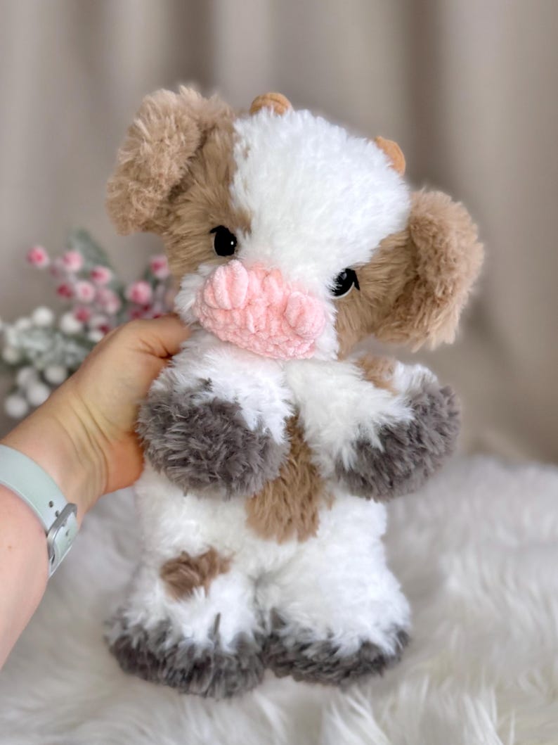 Peluche mucca fatto a mano all'uncinetto. Morbido peluche in pelliccia sintetica. immagine 15