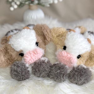 Peluche mucca fatto a mano all'uncinetto. Morbido peluche in pelliccia sintetica. immagine 3