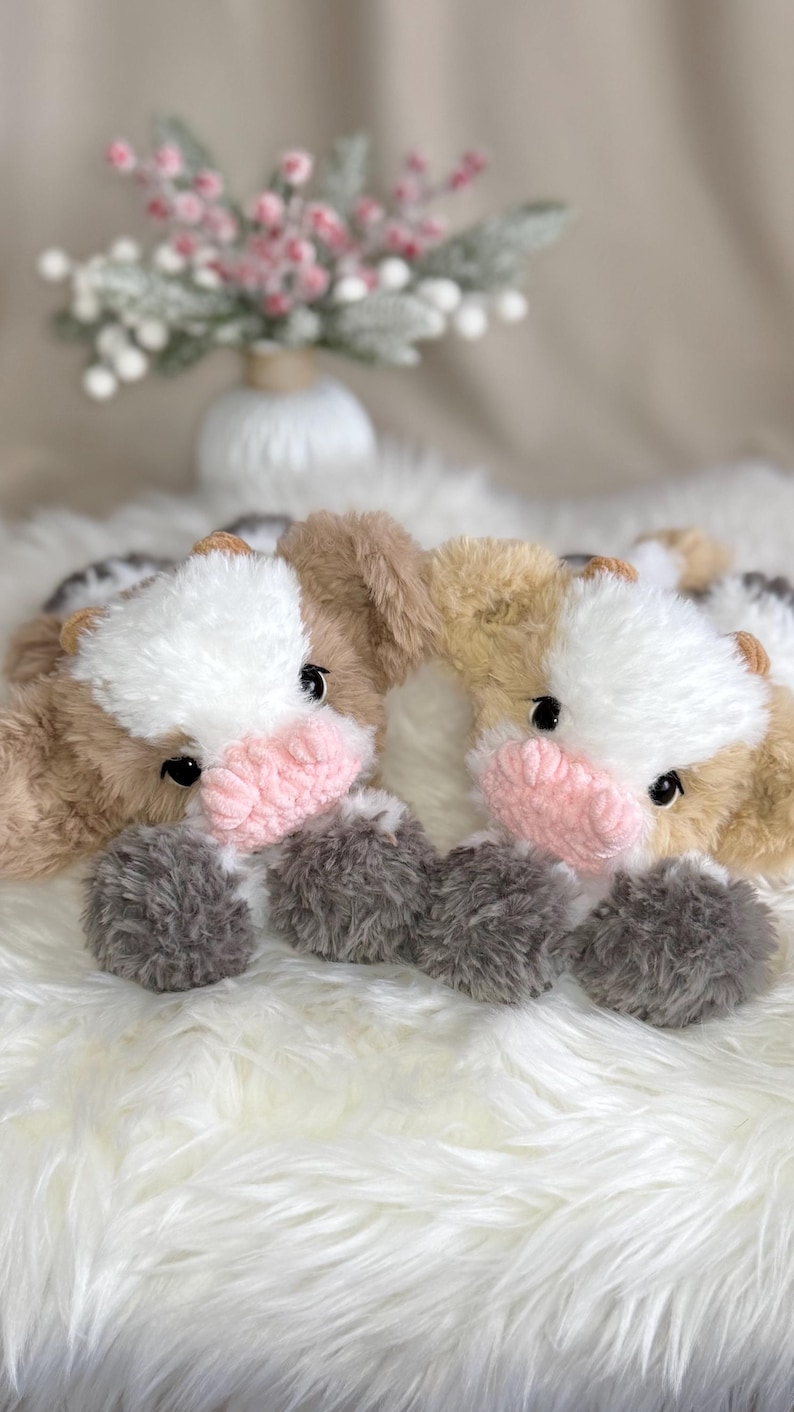 Peluche mucca fatto a mano all'uncinetto. Morbido peluche in pelliccia sintetica. immagine 3