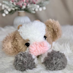 Peluche mucca fatto a mano all'uncinetto. Morbido peluche in pelliccia sintetica. immagine 16