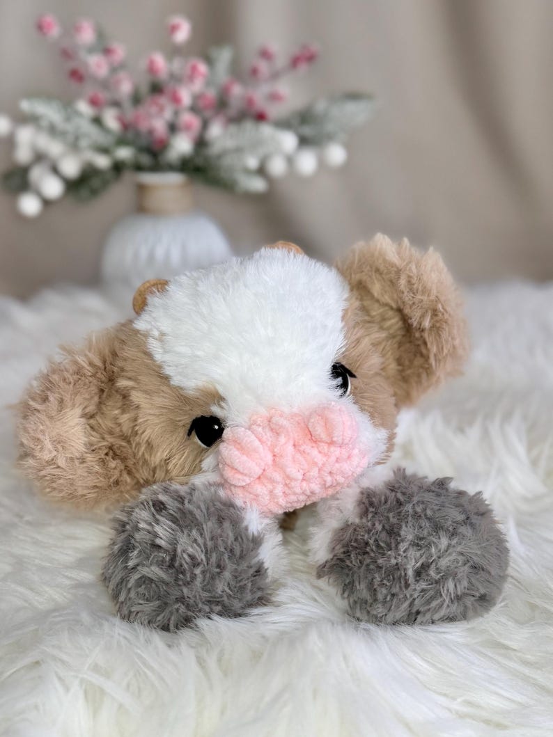 Peluche mucca fatto a mano all'uncinetto. Morbido peluche in pelliccia sintetica. immagine 16