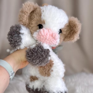 Peluche mucca fatto a mano all'uncinetto. Morbido peluche in pelliccia sintetica. immagine 10