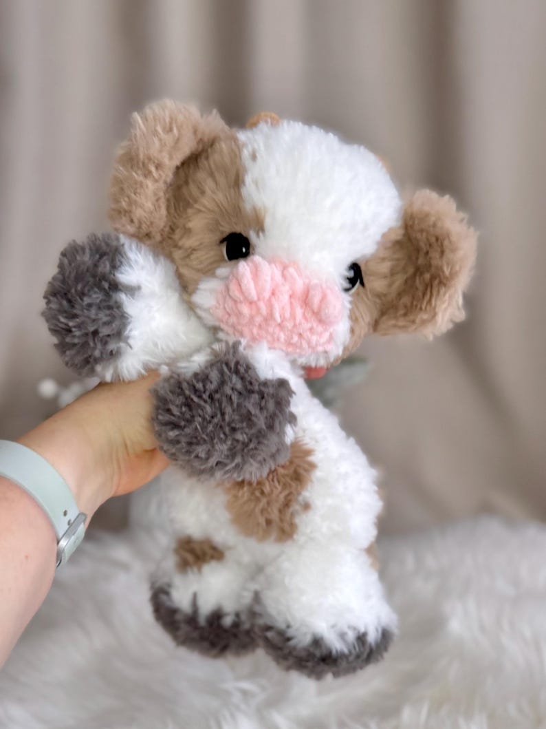 Peluche mucca fatto a mano all'uncinetto. Morbido peluche in pelliccia sintetica. immagine 10