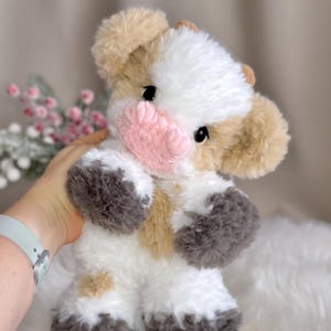 Peluche mucca fatto a mano all'uncinetto. Morbido peluche in pelliccia sintetica. immagine 7
