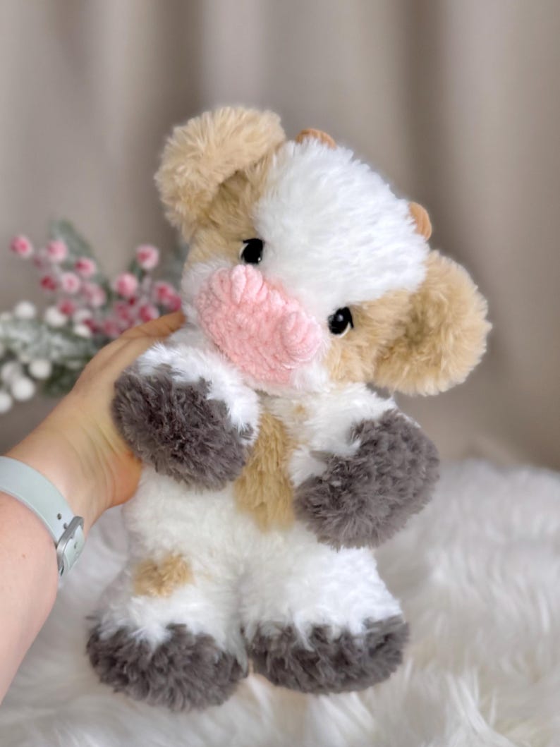 Peluche mucca fatto a mano all'uncinetto. Morbido peluche in pelliccia sintetica. immagine 7