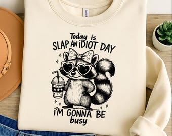Today Is Slap An Idiot Day Snarky SVG PNG, Waschbär Liebhaber Lustiger Humor für Erwachsene, frecher sarkastischer Tier Png, Sarkasmus der trendigen Frauen