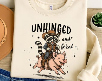 Desquiciado y salvaje PNG - Gráfico divertido de mapache PNG Diseño de panda de basura Camiseta occidental PNG Dicho humorístico Diseño de mapache sarcástico