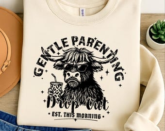 Abandono de la crianza gentil PNG, Mamá divertida, Diseño de humor para padres cansados, Diseños de sublimación de camisetas, Vida de mamá PNG, Diseño de mamá de moda, Vaca de las tierras altas PNG