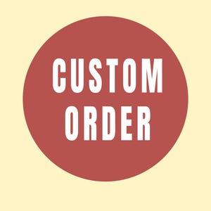 Può includere: Un grafico circolare color ruggine con le parole "CUSTOM ORDER" in lettere bianche e in grassetto. Il testo è centrato all'interno del cerchio, che si staglia su uno sfondo giallo pallido. Il design è semplice e diretto.