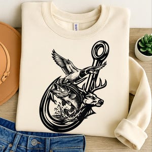 Pode incluir: Camisola creme com um gráfico preto de um anzol de pesca com um pato, um peixe e um veado. O design é uma ilustração detalhada, perfeita para entusiastas ao ar livre. A camisola tem gola redonda e mangas compridas.