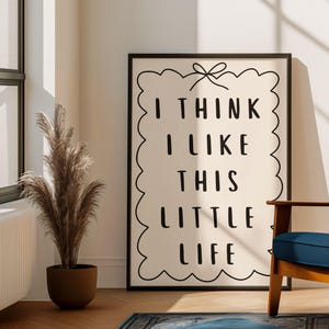 Póster con frase "Creo que me gusta esta pequeña vida", impresión de frases modernas, arte de afirmación diaria, póster bonito para dormitorio, apartamento preppy, decoración de habitación coqueta
