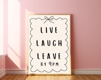 Arte de pared imprimible con frase "Vive, ríe, sal a las 9 p. m.", divertido cartel de salida, cita, humor introvertido, decoración, póster de apartamento neutro y preppy.