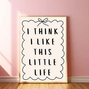 Póster con frase "Creo que me gusta esta pequeña vida", impresión de frases modernas, arte de afirmación diaria, póster bonito para dormitorio, apartamento preppy, decoración de habitación coqueta