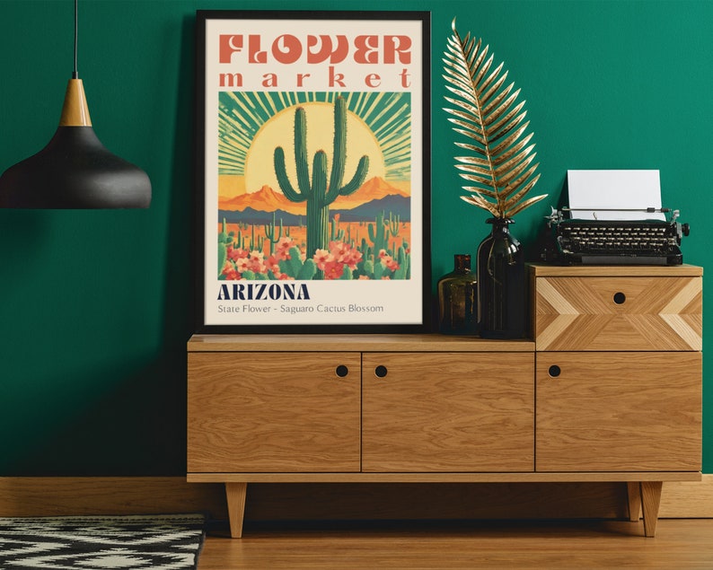 Op de afbeelding: Een poster in vintage stijl met een retro kleurenpalet dat een bloeiende Saguaro-cactus afbeeldt. De poster luidt "FLOWER market ARIZONA State Flower - Saguaro Cactus Blossom".