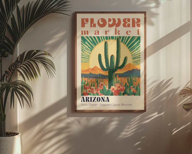 Op de afbeelding: Een vintage poster die reclame maakt voor een bloemenmarkt in Arizona. De poster toont een grote saguaro-cactus in bloei tegen een zonsondergangachtergrond. De tekst luidt "FLOWER market ARIZONA State Flower - Saguaro Cactus Blossom".
