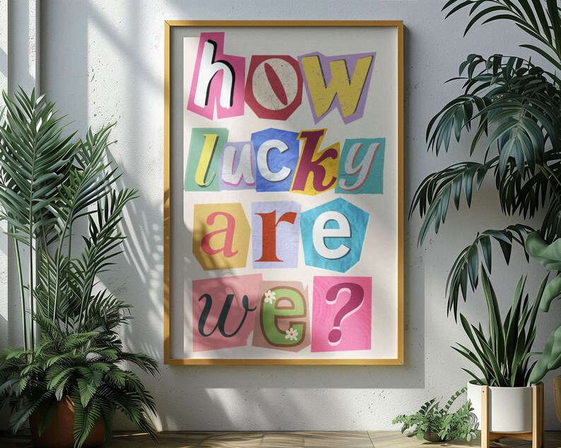 Op de afbeelding: Een kleurrijke poster met de tekst "how lucky are we?" in een uitknipstijl, waarbij elke letter een andere kleur en vorm heeft.