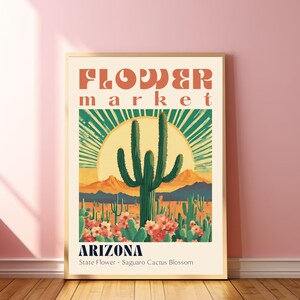 Op de afbeelding: Een poster in retro-stijl met een groene Saguaro-cactus in de woestijn. De poster heeft de tekst "Flower Market Arizona" en "Staatsbloem - Saguaro-cactusbloem".