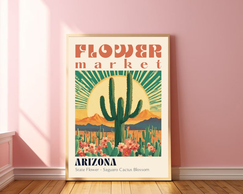 Op de afbeelding: Een poster in retro-stijl met een groene Saguaro-cactus in de woestijn. De poster heeft de tekst "Flower Market Arizona" en "Staatsbloem - Saguaro-cactusbloem".