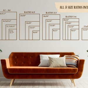 Op de afbeelding: Een witte muur met bruine rechthoeken die verschillende verhoudingen voor afdrukken tonen. De tekst "ALL 5 SIZE RATIOS INCLUDED" staat bovenaan de afbeelding. De tekst "A1-A4" staat in de linkerbovenhoek van de afbeelding. De tekst "RATIO 4:5" staat in het midden bovenaan de afbeelding. De tekst "RATIO 2:3" staat rechtsboven in de afbeelding. De tekst "RATIO 3:4" staat rechtsboven in de afbeelding. De tekst "23.4x33.1" staat in de linkerbovenhoek van de afbeelding. De tekst "24x30" staat in het midden bovenaan de afbeelding. De tekst "20x30" staat rechtsboven in de afbeelding. De tekst "18x24" staat rechtsboven in de afbeelding. De tekst "16.5x23.4" staat in het midden links in de afbeelding. De tekst "16x24" staat in het midden rechts in de afbeelding. De tekst "15x20" staat in het midden rechts in de afbeelding. De tekst "11.7x16.5" staat linksonder in de afbeelding. De tekst "12x18" staat in het midden rechts in de afbeelding. De tekst "12x16" staat in het midden rechts in de afbeelding. De tekst "8.3x 11.7" staat linksonder in de afbeelding. De tekst "8x12" staat rechtsonder in de afbeelding. De tekst "9x12" staat rechtsonder in de afbeelding. De tekst "16x20" staat in het midden links in de afbeelding. De tekst "12x15" staat in het midden links in de afbeelding. De tekst "8x10" staat linksonder in de afbeelding. De tekst "11x14" staat rechtsonder in de afbeelding. De tekst "11x14" staat rechtsonder in de afbeelding.