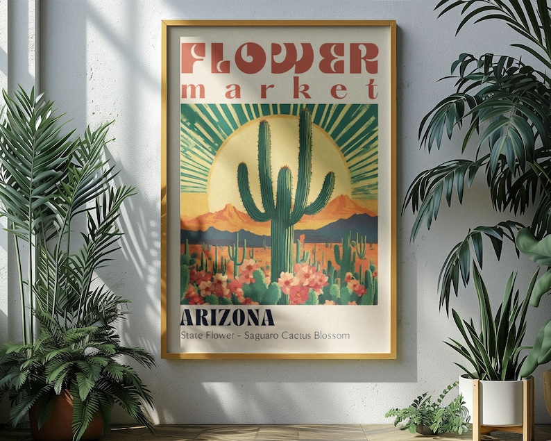 Op de afbeelding: Een vintage poster die reclame maakt voor een bloemenmarkt in Arizona. De poster toont een grote saguaro-cactus met een felgele zon en groene en oranje bergen op de achtergrond. De tekst op de poster luidt "FLOWER market ARIZONA State Flower - Saguaro Cactus Blossom."