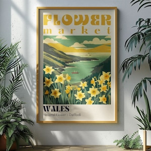 Op de afbeelding: Een vintage poster die reclame maakt voor een bloemenmarkt in Wales. De poster toont een schilderachtig landschap met een waterpartij en narcissen, de nationale bloem van Wales. De tekst op de poster luidt "Flower Market Wales National Flower - Daffodil."