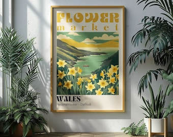 Op de afbeelding: Een vintage poster die reclame maakt voor een bloemenmarkt in Wales. De poster toont een schilderachtig landschap met een waterpartij en narcissen, de nationale bloem van Wales. De tekst op de poster luidt "Flower Market Wales National Flower - Daffodil."