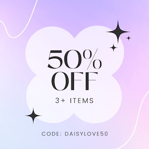 Peut inclure: Graphique promotionnel sur fond d&eacute;grad&eacute; violet et rose. Le texte "50% OFF" est affich&eacute; en gros caract&egrave;res noirs gras, au-dessus de "3+ ITEMS". Le code "DAISYLOVE50" est en bas, avec des graphiques en forme d'&eacute;toiles.