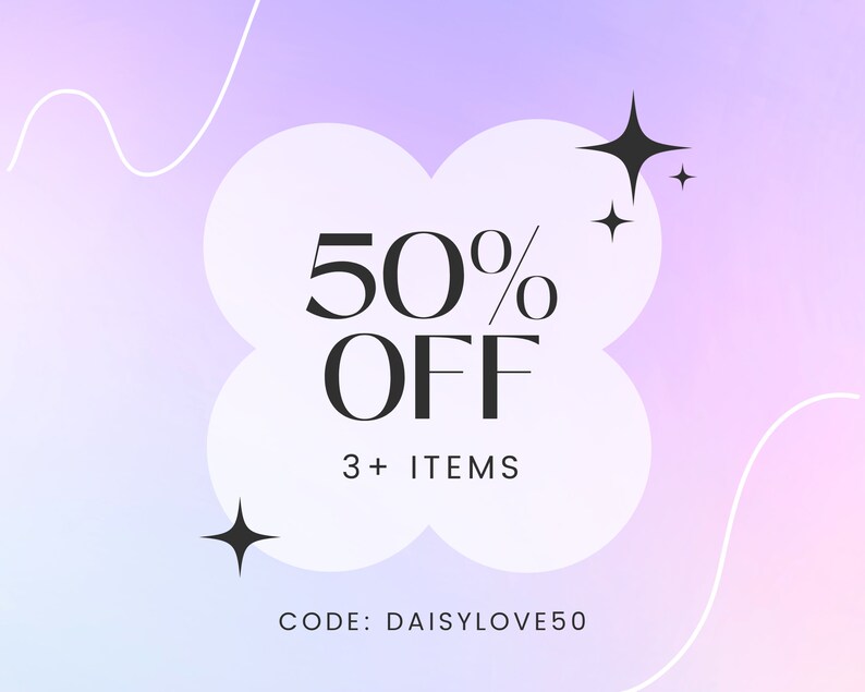 Peut inclure: Graphique promotionnel sur fond d&eacute;grad&eacute; violet et rose. Le texte "50% OFF" est affich&eacute; en gros caract&egrave;res noirs gras, au-dessus de "3+ ITEMS". Le code "DAISYLOVE50" est en bas, avec des graphiques en forme d'&eacute;toiles.