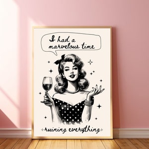Op de afbeelding: Zwart-wit illustratie van een vrouw met een wijnglas. Ze draagt een polkadotjurk en een parelketting. De tekst luidt: "Ik heb een geweldige tijd gehad om alles te verpesten".