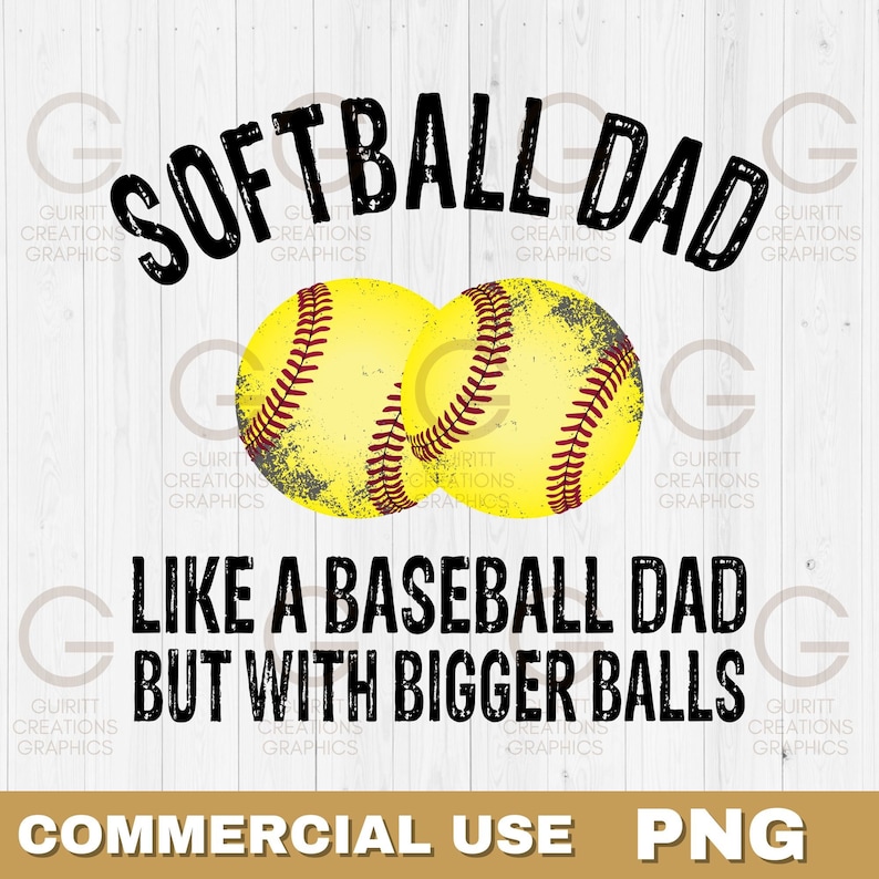 Może przedstawiać: Cyfrowy projekt graficzny z tekstem "Softball Dad Like a Baseball Dad But With Bigger Balls" w czarnym kolorze na białym tle imitującym drewno. Dwie ż&oacute;łte grafiki piłek do softballa z czerwonymi szwami znajdują się w środku tekstu.
