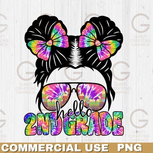 Puede incluir: Un diseño de tie-dye colorido con el texto "hello 2nd grade" y un par de gafas de sol con un patrón de tie-dye. Las gafas de sol tienen un arcoíris de colores, incluyendo rosa, morado, azul, verde y amarillo.