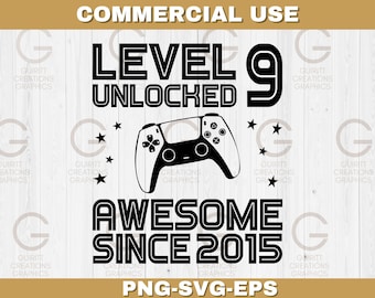 Op de afbeelding: Zwart-wit grafisch ontwerp met de tekst "Level 9 Unlocked Awesome Since 2015". Het ontwerp bevat een gestileerde videogamecontroller en sterren.