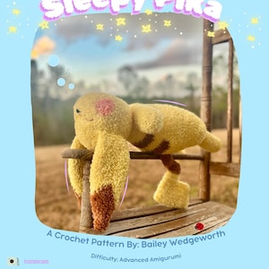 Puede incluir: Un patrón de crochet para un amigurumi Pikachu durmiendo, con el texto "Sleepy Pika" en la parte superior de la imagen. El amigurumi es amarillo y marrón y está sentado en una silla de madera. El fondo es un cielo azul claro con estrellas blancas.