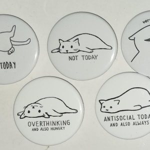 Puede incluir: Conjunto de cinco botones blancos con ilustraciones de gatos negros y texto. El texto incluye "NOT TODAY", "very eepy...", "OVERTHINKING AND ALSO HUNGRY" y "ANTISOCIAL TODAY AND ALSO ALWAYS".