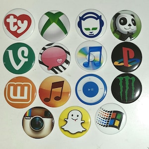 Puede incluir: Una colección de catorce chapas redondas con diversos logotipos e iconos, incluyendo el corazón de Ty, el símbolo de Xbox, un panda, el logo de Vine, una nota musical, el logo de PlayStation, la garra de Monster Energy, la cámara de Instagram, el fantasma de Snapchat y el logo de Windows.