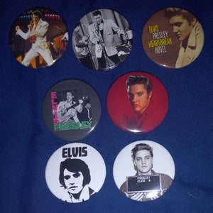 Op de afbeelding: Set van tien ronde knoopsluitingen met afbeeldingen van Elvis Presley. De knoopsluitingen zijn zwart, wit en rood met verschillende afbeeldingen van Elvis Presley, waaronder een zwart-witafbeelding van hem in pak, een kleurenfoto van hem terwijl hij gitaar speelt en een kleurenfoto van hem in een rood shirt. De knoopsluitingen bevatten ook de tekst "Elvis Presley" en "Heartbreak Hotel".