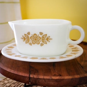Vtg Corning Ware Pyrex Schmetterling Gold Milchglas Sauciere mit Platte 77-B 77-U Creamer Ahornsirup Krug Ausgießer 1970er Jahre