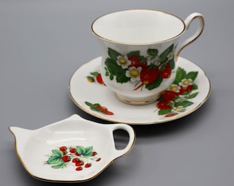 Taza y platillo Royal Grafton Strawberry con bolsa. Porcelana fina. Hecho en Inglaterra. Estilo campestre inglés. Estilo cottagecore. Estilo Grandmillennial.
