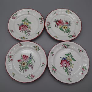 Può includere: Un set di tre tazze in ceramica con finitura opaca e macchiettata. Le tazze sono nei toni del crema, grigio chiaro e grigio scuro. Ogni tazza ha un design semplice e minimalista, perfetto per caffè o tè.