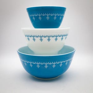 Vintage Pyrex Snowflake Blue Garland Nesting Mixing Bowls Set of 3 401 402 403 1970s