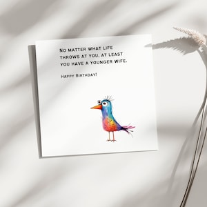 K&ouml;nnte beinhalten: Eine humorvolle Geburtstagskarte mit einem bunten Comic-Vogel und dem Text "Egal, was das Leben dir entgegenwirft, du hast zumindest eine j&uuml;ngere Frau. Alles Gute zum Geburtstag!"
