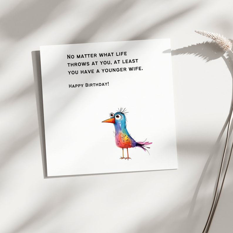 K&ouml;nnte beinhalten: Eine humorvolle Geburtstagskarte mit einem bunten Comic-Vogel und dem Text "Egal, was das Leben dir entgegenwirft, du hast zumindest eine j&uuml;ngere Frau. Alles Gute zum Geburtstag!"