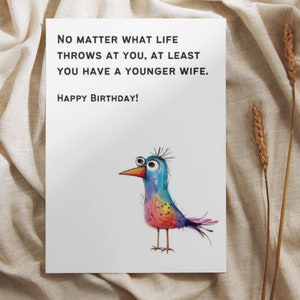 K&ouml;nnte beinhalten: Eine humorvolle Geburtstagskarte mit einem bunten Comic-Vogel und dem Text "Egal, was das Leben dir entgegenwirft, zumindest hast du eine j&uuml;ngere Frau. Alles Gute zum Geburtstag!"
