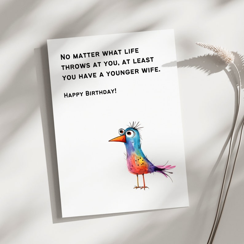K&ouml;nnte beinhalten: Eine humorvolle Geburtstagskarte mit einem bunten Comic-Vogel und dem Text "Egal, was das Leben dir entgegenwirft, du hast zumindest eine j&uuml;ngere Frau. Alles Gute zum Geburtstag!"