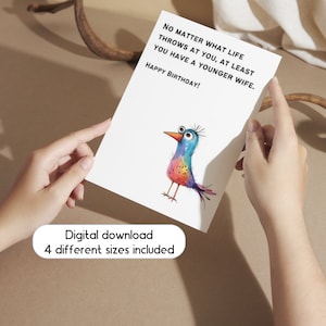 K&ouml;nnte beinhalten: Eine humorvolle Geburtstagskarte mit einem bunten Comic-Vogel und dem Text "Egal, was das Leben dir entgegenwirft, du hast zumindest eine j&uuml;ngere Frau. Alles Gute zum Geburtstag!"