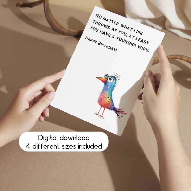 K&ouml;nnte beinhalten: Eine humorvolle Geburtstagskarte mit einem bunten Comic-Vogel und dem Text "Egal, was das Leben dir entgegenwirft, du hast zumindest eine j&uuml;ngere Frau. Alles Gute zum Geburtstag!"