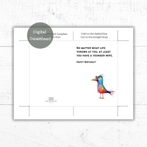 K&ouml;nnte beinhalten: Eine humorvolle Geburtstagskarte mit einem bunten Comic-Vogel und dem Text "Egal, was das Leben dir entgegenwirft, du hast zumindest eine j&uuml;ngere Frau. Alles Gute zum Geburtstag!"