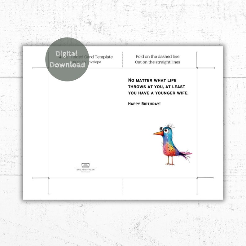 K&ouml;nnte beinhalten: Eine humorvolle Geburtstagskarte mit einem bunten Comic-Vogel und dem Text "Egal, was das Leben dir entgegenwirft, du hast zumindest eine j&uuml;ngere Frau. Alles Gute zum Geburtstag!"