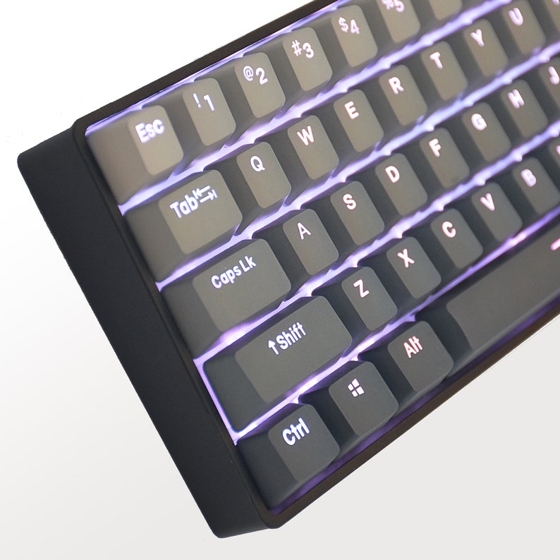 K&ouml;nnte beinhalten: Nahaufnahme einer schwarzen mechanischen Tastatur mit grauen Tastenkappen. Die Tasten sind mit einem violetten Licht hinterleuchtet. Die Tastatur hat ein Standard-QWERTZ-Layout mit Funktionstasten und Steuertasten.
